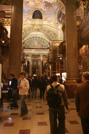 photo (99KB) : Delegates to ECDL 2005 visit the many splendid rooms of the Austrian National Library